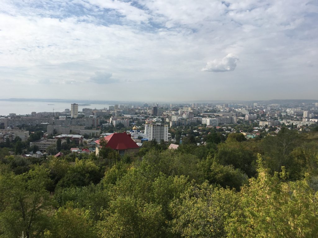 Вид со смотровой площадки в лесопарке.