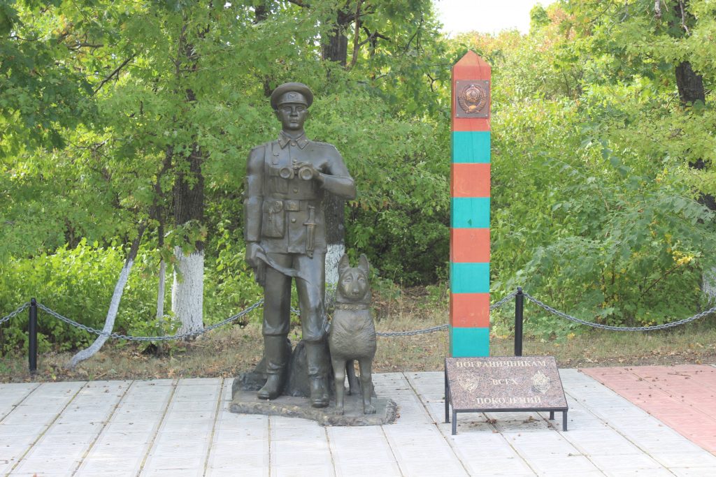 Памятник "Пограничникам всех поколений" в лесопарке.