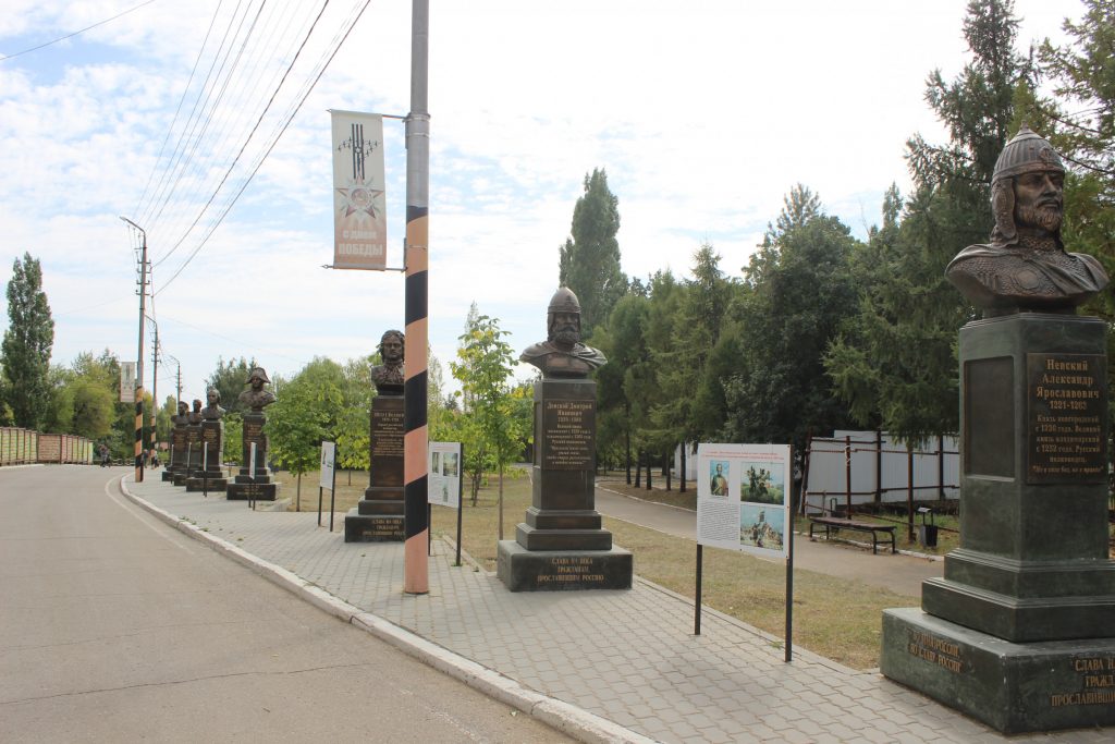 Бюсты великих полководцев на Аллее Воинской Славы.