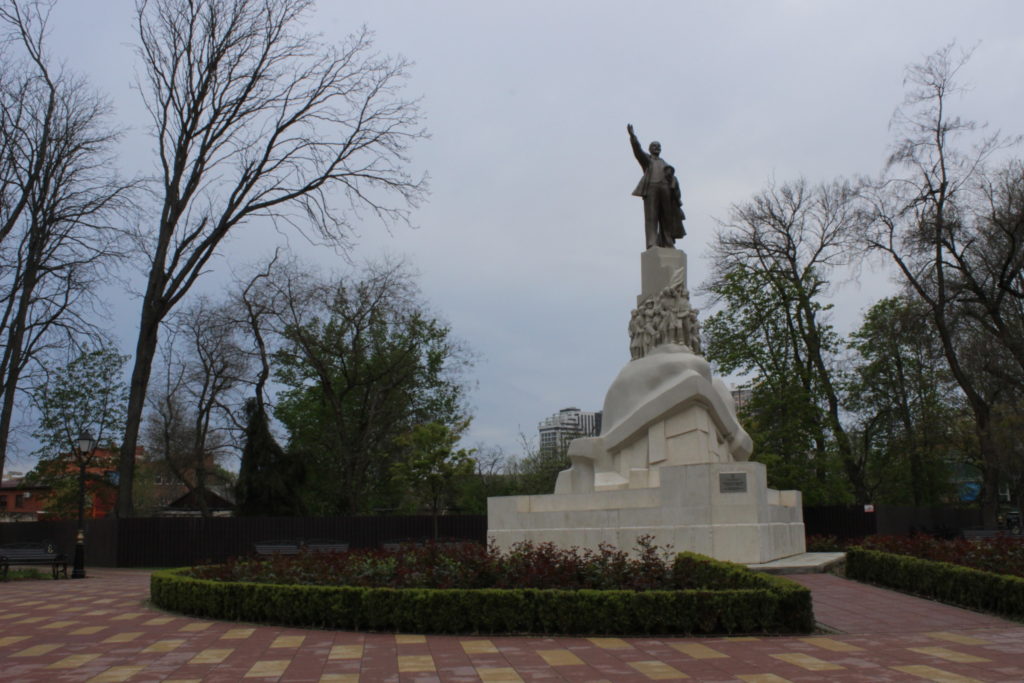 Памятник Ленину в Вишняковском сквере в Краснодаре.