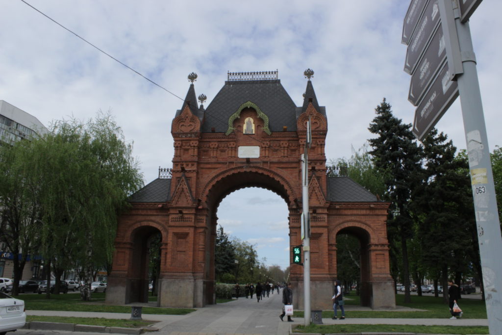 Александровская триумфальная арка в Краснодаре.