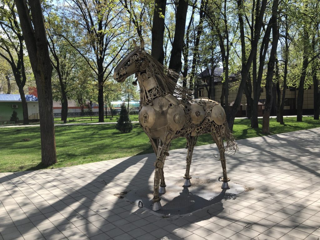 Скульптура Лошадь в Молодежном сквере в Краснодаре.