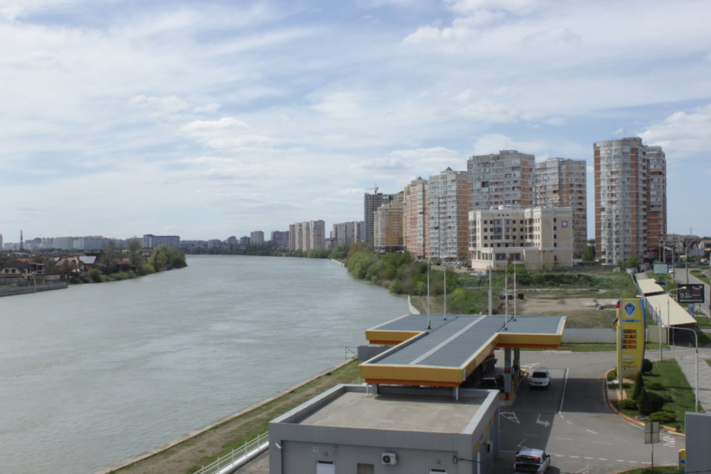 Вид с Тургеневского моста на ЖК Европейскийв Краснодаре.