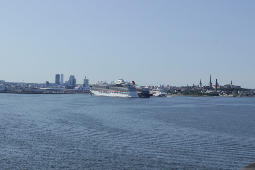 Новый город, старый город и порт Таллина с борта Silja Europa.