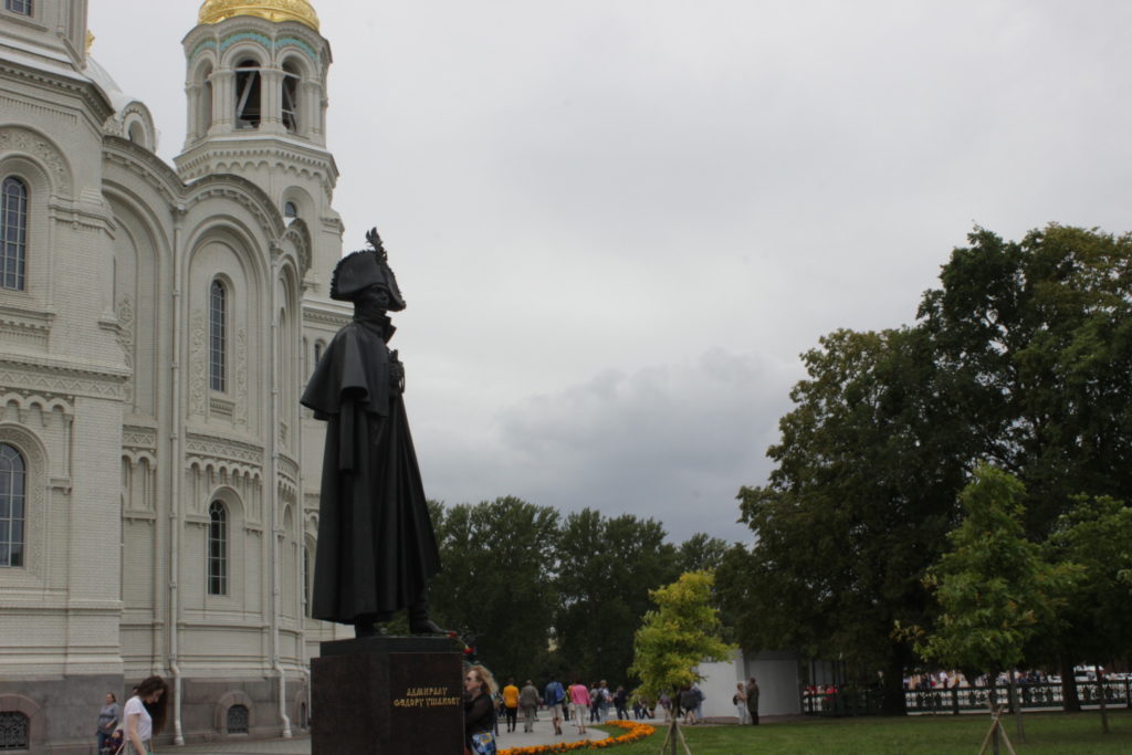 Памятник адмиралу Фёдору Фёдоровичу Ушакову в Кронштадте.