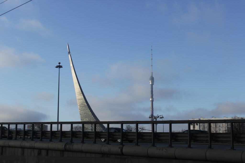 Обелиск «Покорителям космоса», Останкинская телебашня в Москве.