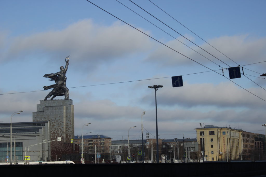 Скульптурная композиция «Рабочий и колхозница» в Москве.