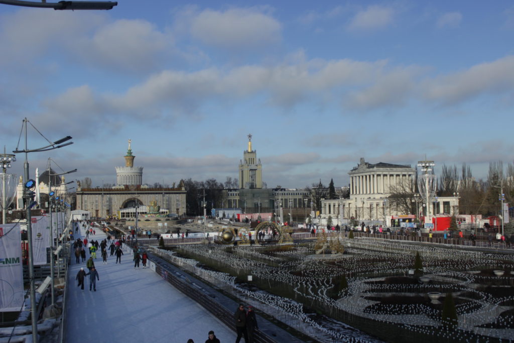 Зимний каток на ВДНХ в Москве.