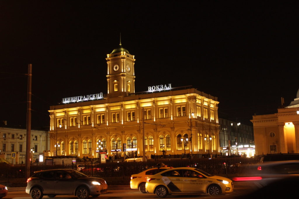 Ленинградский вокзал в Москве.